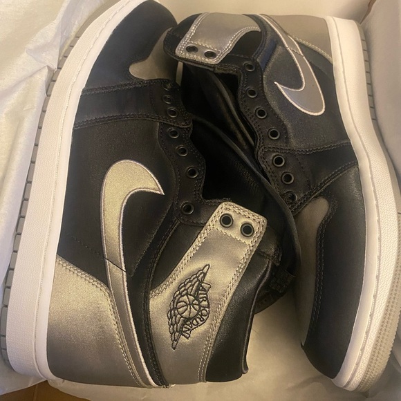 New Air Jordan Nike Black and Silver Jordan 1 Retro OG High Shadow M10/W12 - Picture 1 of 2